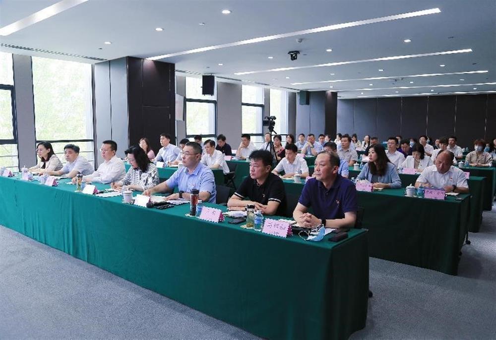 济南产发团体构造展开党委实际进修中间组集合进修暨专题党课